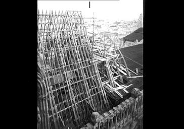 CHARPENTE DE LA NEF, EN COURS DE RECONSTRUCTION, VUE DE LA TOUR SUD