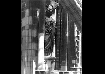 Statue de Louis VIII sous pinâcle située face est de la tour ouest du bras sud du transept