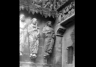 Statues de saint Barthelemy, saint André, saint Pierre, situées face nord du bras nord du transept