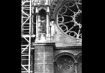 Statue de L'Église située face sud du bras sud du transept