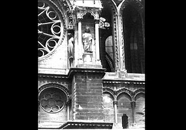 Pinâcle situé face sud du bras sud du transept : Louis le Gros et La Synagogue