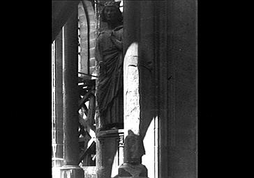 Statue de saint Louis, située face ouest du bras nord du transept