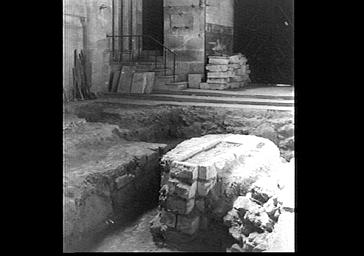 Fouilles du bras nord du transept, collatéral ouest, vu vers le nord, tombe maçonnée de moellons de craie