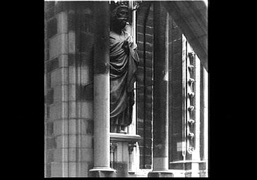 Statue de Louis VIII (supposé), située face est de la tour nord-est du bras nord du transept