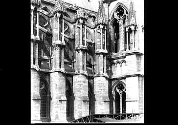 Partie de la façade sud et tour ouest du bras sud du transept, vues du sud-ouest