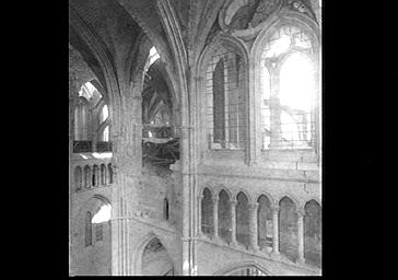 Pile sud-est de la croisée du transept et choeur, côté nord