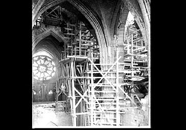 Pile sud-est de la croisée du transept et bras nord, chantier