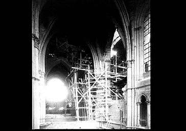 Pile sud-est de la croisée du transept et bras nord, chantier