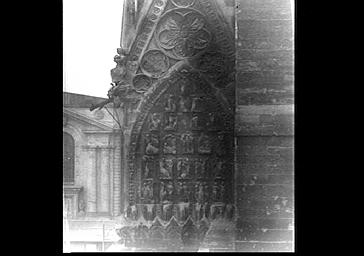 GABLE DU REVERS MERIDIONAL DU PORTAIL DE DROITE DE LA FACADE OUEST