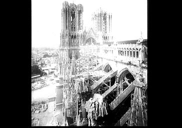 Parties supérieures de la façade sud et des tours occidentales, vue du bras sud du transept