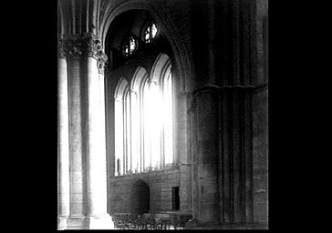 Mur sud du bras sud du transept, vu depuis le bas-côté sud