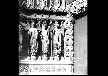 STATUES DE SAINT-NICAISE ET DE L'ANGE DE SAINT-NICAISE, PORTAIL DE DROITE DE LA FACADE OUEST