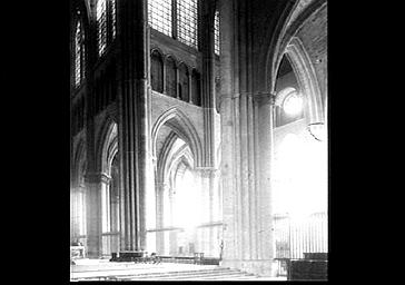 Pile sud-est de la croisée du transept, vue de la nef