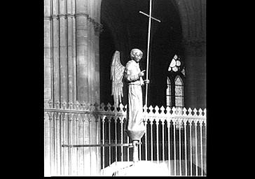 ANGE DU CLOCHER A L'ANGE, DESCENDU DANS LE CHOEUR