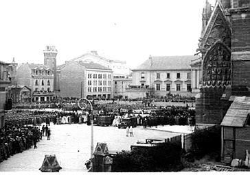 FUNERAILLES DU CARDINAL LUCON SUR LE PARVIS. TOUR DE LA CASERNE DES POMPIERS