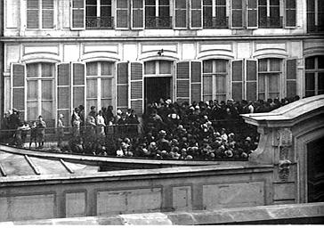 FOULE DEVANT UN HOTEL PARTICULIER POUR LES FUNERAILLES DU CARDINAL LUCON