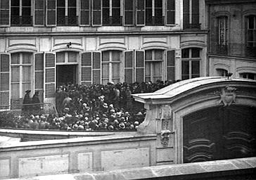 FOULE DEVANT UN HOTEL PARTICULIER POUR LES FUNERAILLES DU CARDINAL LUCON