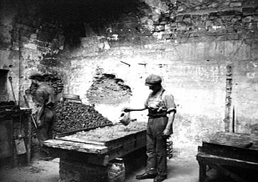 ATELIER, CONFECTION DES PLAQUES DE PLOMB DU TOIT