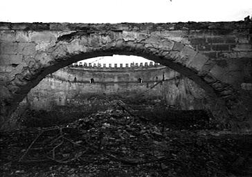 Voûtes vues de la croisée du transept, débris du carillon