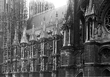 Bras sud du transept, tours de la façade ouest sous échafaudages