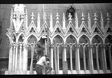 DETAIL DE LA GALERIE HAUTE DE LA FACADE SUD