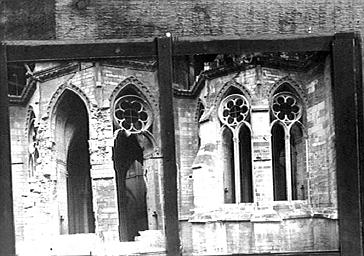 FENETRES D'UNE CHAPELLE RAYONNANTE, UNE POSE AVANT REPARATION, UNE POSE APRES REPARATION