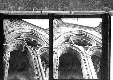 Fenêtre de la face est de la tour est du bras nord du transept, une pose avant réparation, une pose après réparation