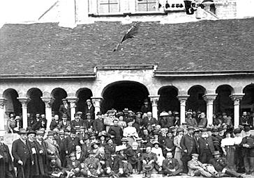 Congrès de la Société française d'archéologie de 1911, portrait de groupe devant la façade ouest