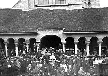 Congrès de la Société française d'archéologie, portrait de groupe devant la façade ouest