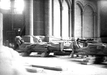 STATUES D'ATLANTES DEPOSEES DANS LE DEAMBULATOIRE DU CHOEUR, PROVENANT DU CLOCHER A L'ANGE