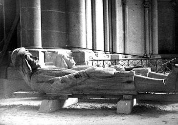 STATUES D'ATLANTES PROVENANT DU CLOCHER A L'ANGE, DEPOSEES DANS LE DEAMBULATOIRE DU CHOEUR