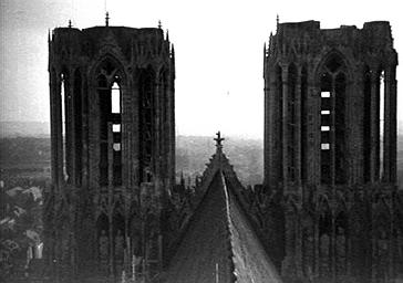 Tours de la façade ouest vues depuis la croisée du transept