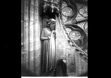 Sculpture d'Adam sur la face nord du bras nord du transept