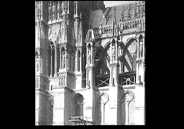 DEUX PREMIERS NIVEAUX DE LA TOUR SUD DE LA FACADE OUEST