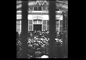 FOULE LORS DES FUNERAILLES DU CARDINAL LUCON DEVANT LA FACADE D'UNE MAISON