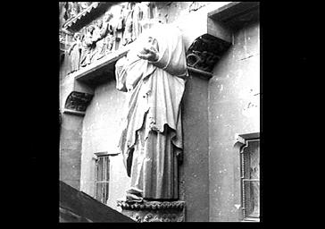 Statue décapitée : le 'Beau Dieu', portail du Jugement Dernier, bras nord du transept