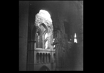 Voûte effondrée située travée droite du choeur, vue du bras sud du transept