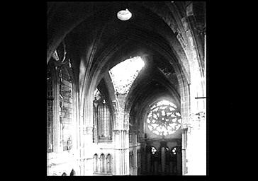 Voûte de la croisée du transept, éventrée, vue du bras sud du transept