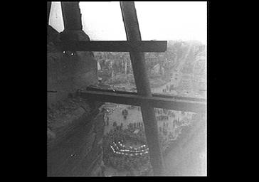 Concert sur le parvis, à l'arrière plan, Reims en ruines, vue du haut de la tour est du bras sud du transept