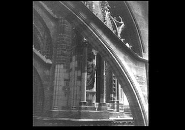 Statue de Louis VIII (supposé), située face est du bras sud du transept