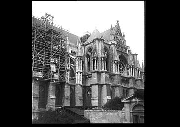 Partie de la façade sud et bras sud du transept vus du sud-ouest