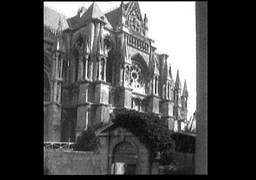 Bras sud du transept vu du sud-ouest. Portail de l'Archevêché