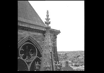 Partie haute de la tour ouest du bras sud du transept. vue de la ville vers le sud