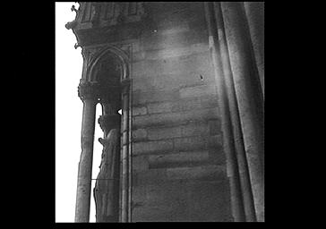 Statue de sainte Marie-Madeleine sous pinâcle, située contrefort de la tour sud-ouest