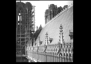 Galerie haute et tours de la façade ouest vues du bras sud du transept