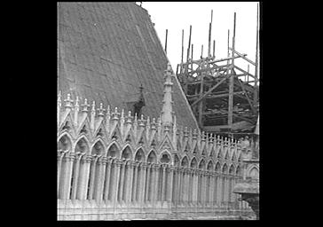 Galerie haute, construction de la charpente de la croisée du transept