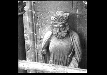 Statue de roi dans le contrefort de gauche situé face sud de la tour est du bras sud du transept