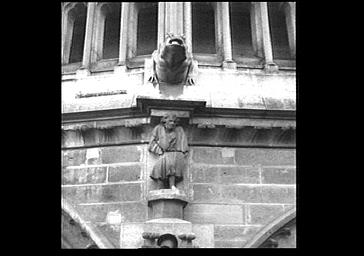 STATUE D'ATLANTE, TETE D'ARC BOUTANT A GAUCHE DE LA TRAVEE DROITE