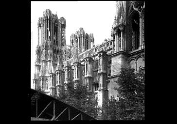 NEF ET TOURS DE LA FACADE OUEST, VUES DE LA COUR DE L'ARCHEVECHE