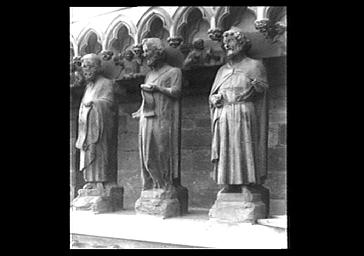 Statues de 3 prophètes situées bras sud du transept